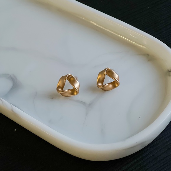 Jewelry - 💥18K Gold Plated Carve Earrings💥